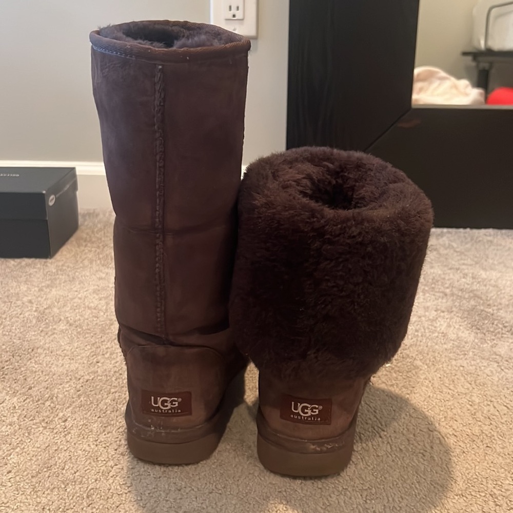 UGGS - Picture 2 of 5